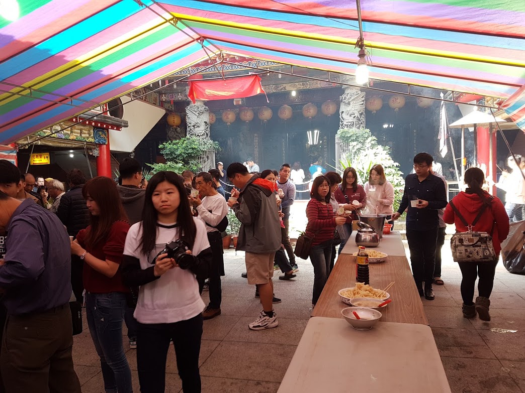 ▲農曆春節到廟宇「走春」吃平安粥已經成為宜蘭人過年期間的特有活動。（圖／記者李清貴攝,資料照)