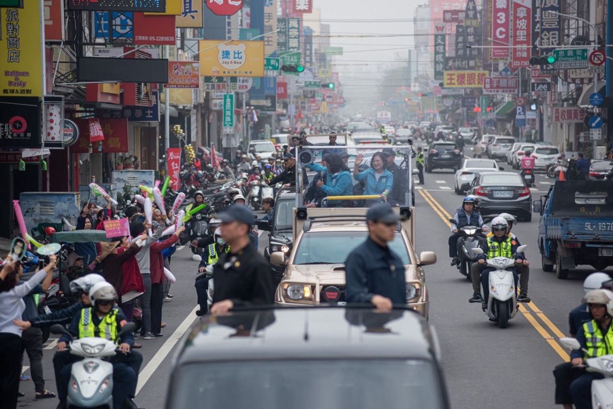 ▲蔡英文總統與王美惠立委候選人乘坐防彈車在嘉義市區掃街拜票。（圖／王美惠競總提供）
