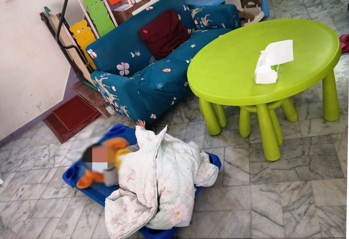 ▲台南一名無照保母違法收托8名嬰幼兒，照片中可看出，地板未鋪設軟墊。（圖／記者陳聖璋翻攝）