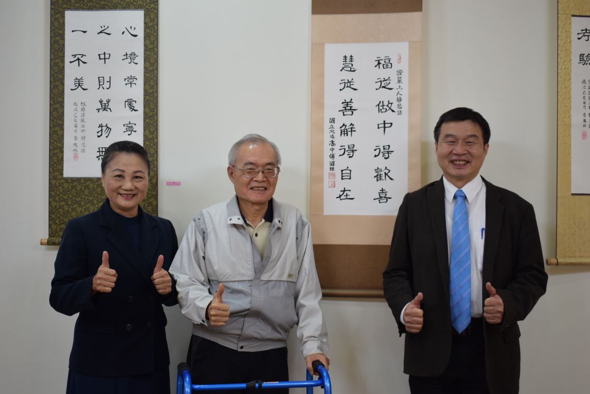 ▲靜思語書法展發起人吳仁懋老師與北港高中傅國樑校長於作品前合影。（圖／記者洪佳伶攝 ,2020.01.07）