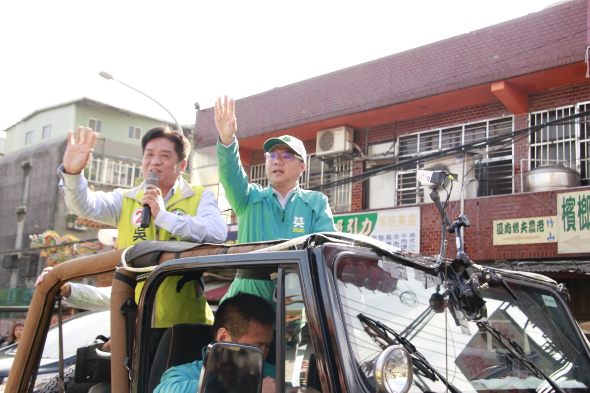 ▲選舉進入最後倒數階段，民進黨黨主席卓榮泰今(7)日新北車隊掃街，下午出發的第一站就選在新北市土城出發。（圖／吳琪銘辦公室提供）