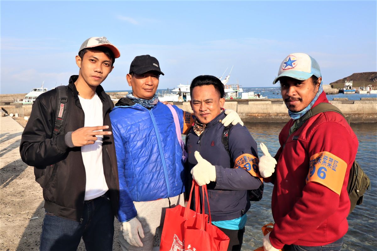 ▲一年一度的澎湖姑婆嶼採紫菜活動，吸引久聞紫菜盛名的外籍漁工，相約一起登島採摘。（圖／記者張塵攝，2020.01.07）