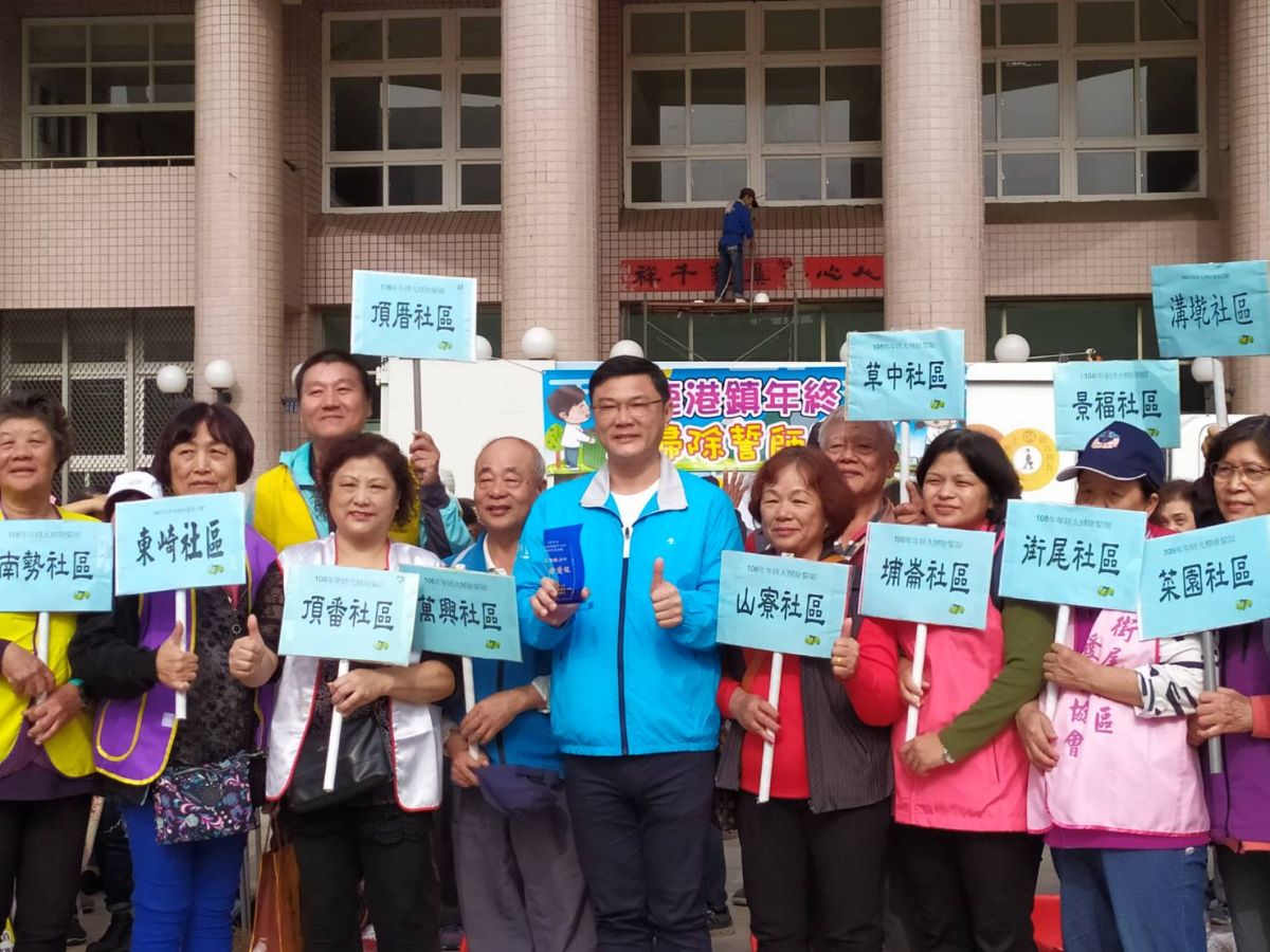 ▲鹿港鎮長許志宏，號召大家捲起袖子拿著掃把畚箕打掃街道，共同清潔家園，一起迎接新年的到來。（圖／記者葉靜美攝，2020.01.07）