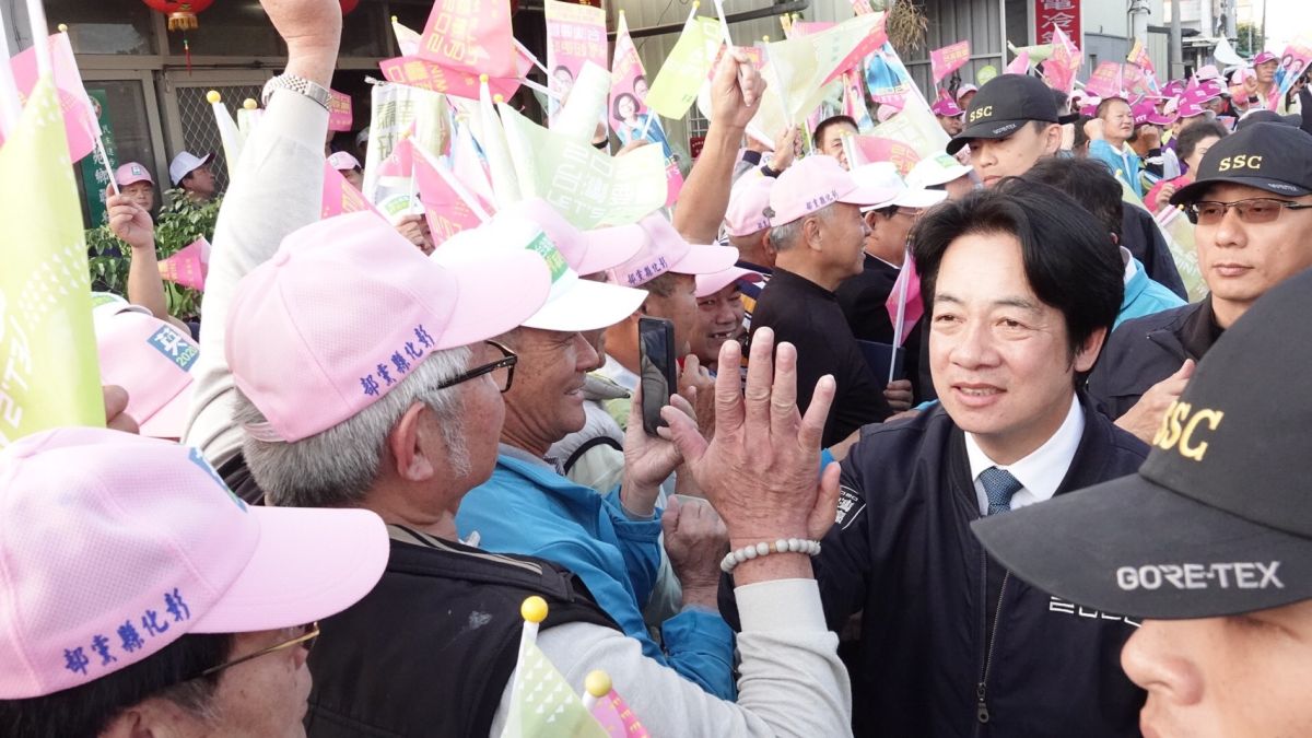 ▲賴清德至彰化為立委候選人洪宗熠輔選，支持者熱情的擊掌。（圖／記者陳雅芳攝，2020.01.07）