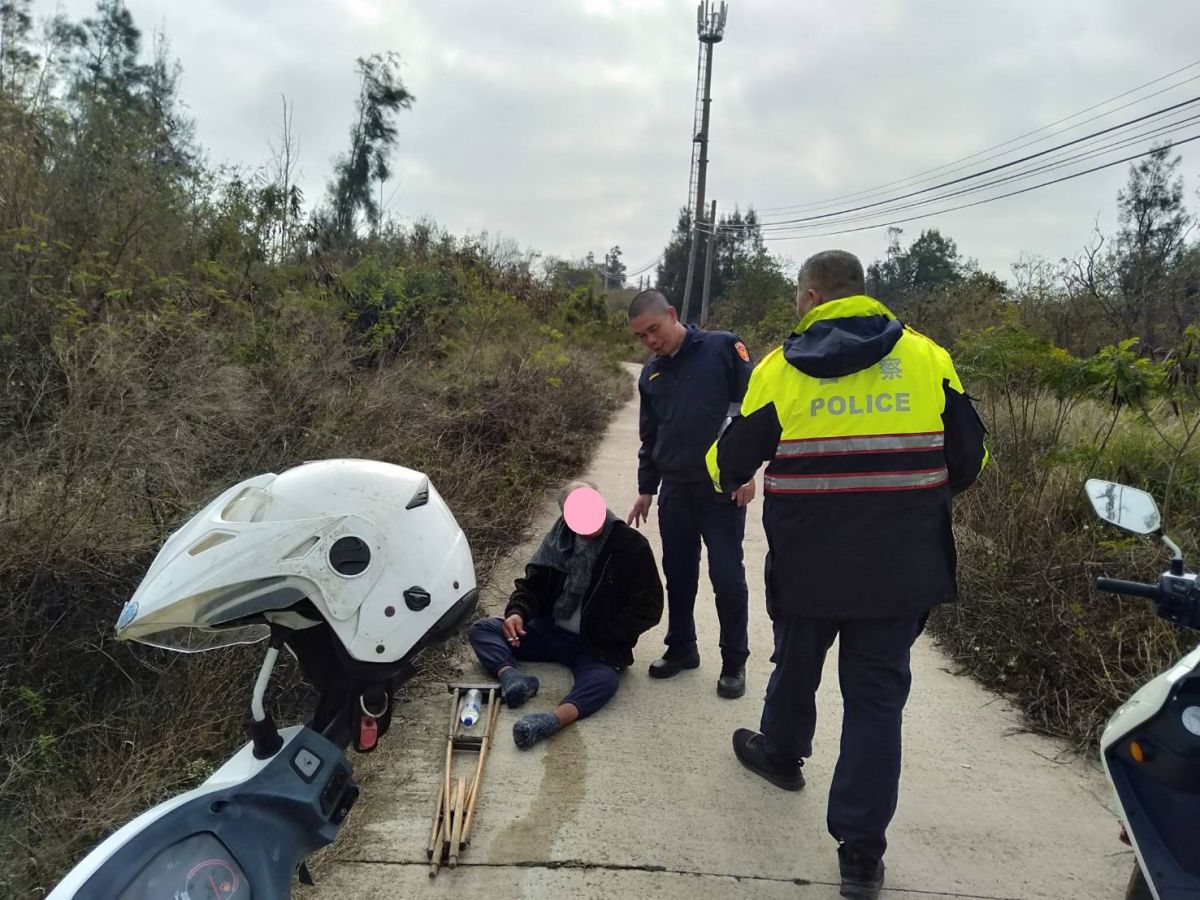 ▲金湖鎮失踨老人在新塘垃圾場旁產業道路尋獲。（圖／金湖分局提供）