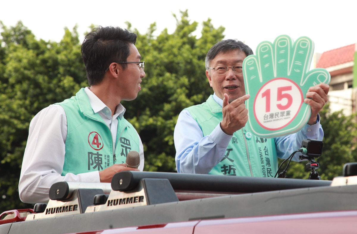 ▲柯P「南北眾貫線」大掃街一連兩天在桃園進行車隊掃街，今天陪同黨籍立委候選人陳泓維從蘆竹出發，繞行桃園市區向民眾拜票。（圖／記者李春台攝, 2020.01.07）