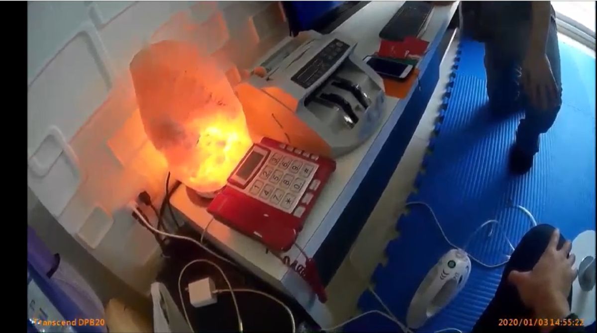 ▲高雄地檢署今(7)日宣布破獲台商透過在台共犯以「西瓜」、「藍莓」為候選人代號的地下選舉賭盤，並當場查扣26萬餘元賭金、電腦、手機、點鈔機1台及賭資新台幣26萬5700元等物。（圖／記者郭凱杰翻攝，2020.01.07）