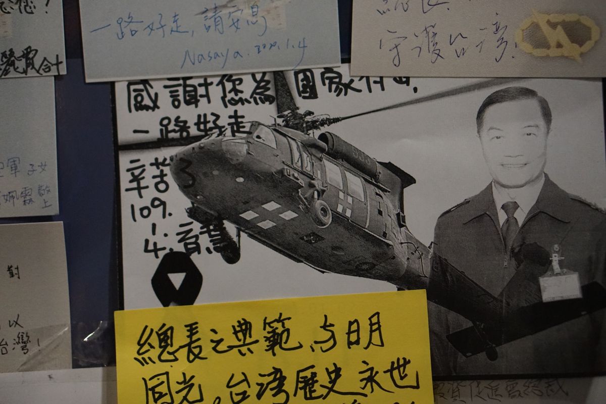 ▲民眾製作卡片，對參謀總長沈一鳴殉職表達不捨。（圖／記者呂炯昌攝, 2020.1.7）