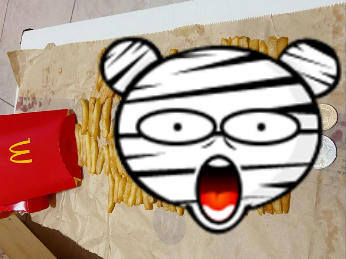 ▲一名網友深夜買了一包麥當勞大薯，未料全部倒出來竟驚見「一畫面」。（圖／翻攝自臉書社團爆怨公社）