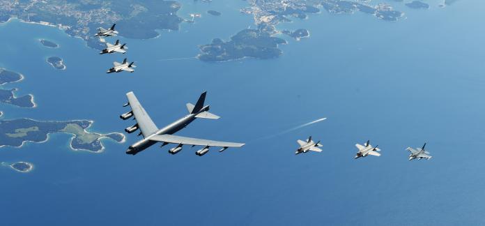 軍武／準備攻擊伊朗？美軍祖父級B-52轟炸機進駐印度洋
