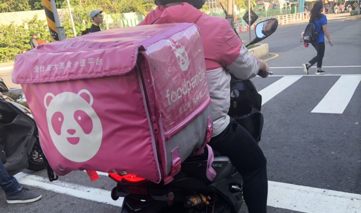 ▲外送平台崛起，路上經常可以看見外送員身影。（示意圖／NOWnews資料照片）