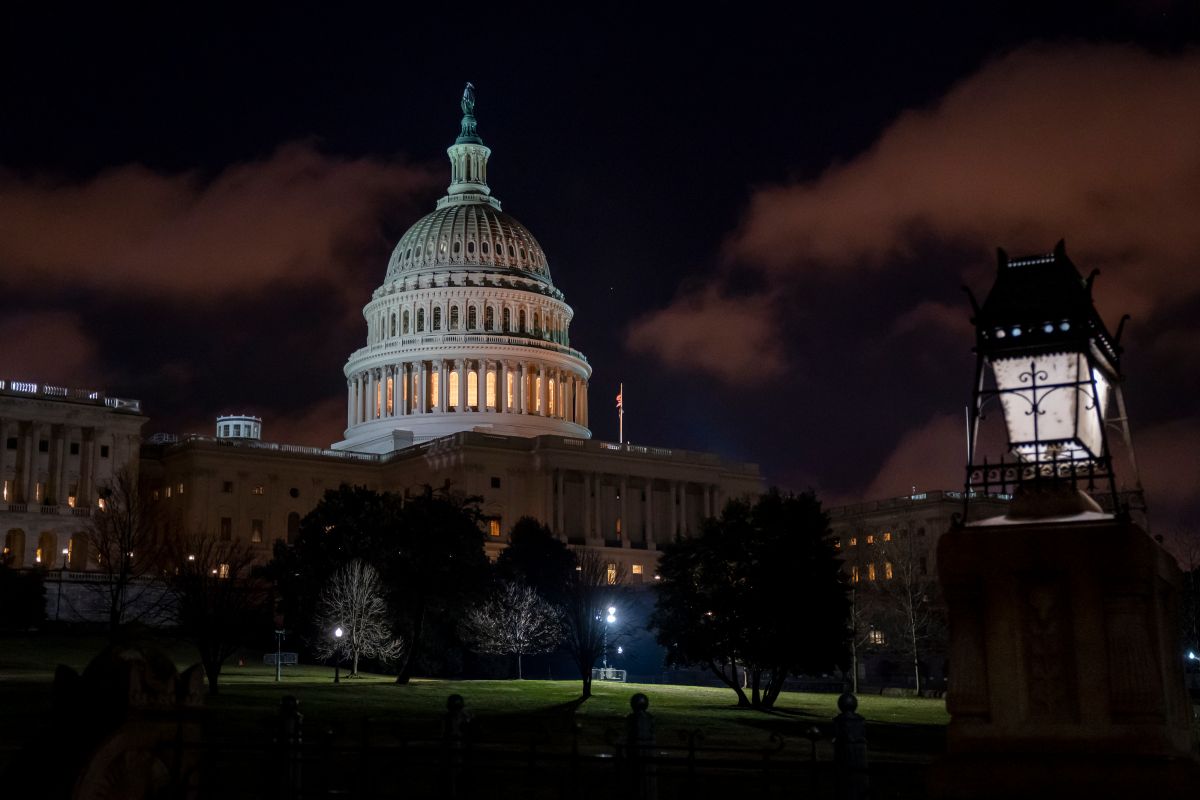 ▲白宮美國時間 7 日深夜依然燈火通明，據外媒報導，以川普為首的政府要角正在商議美伊衝突後續。（圖／美聯社／達志影像）