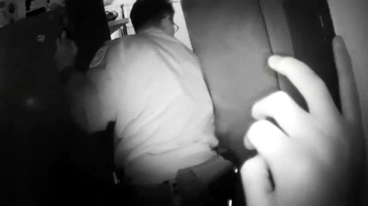 ▲吸毒男子跑到別人家大鬧還持刀將自己反鎖在房內，警方只好破門逮人。（圖／桃園分局提供）