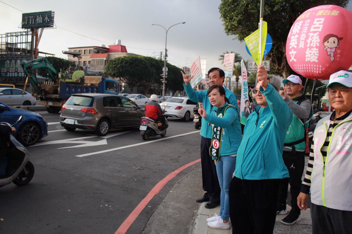 ▲立法院長蘇嘉全高舉代表呂孫綾號次的6號手勢，陪同民進黨立委候選人呂孫綾在林口區文化一路與忠孝路的路口拜票。（圖／立委候選人呂孫綾競總提供）