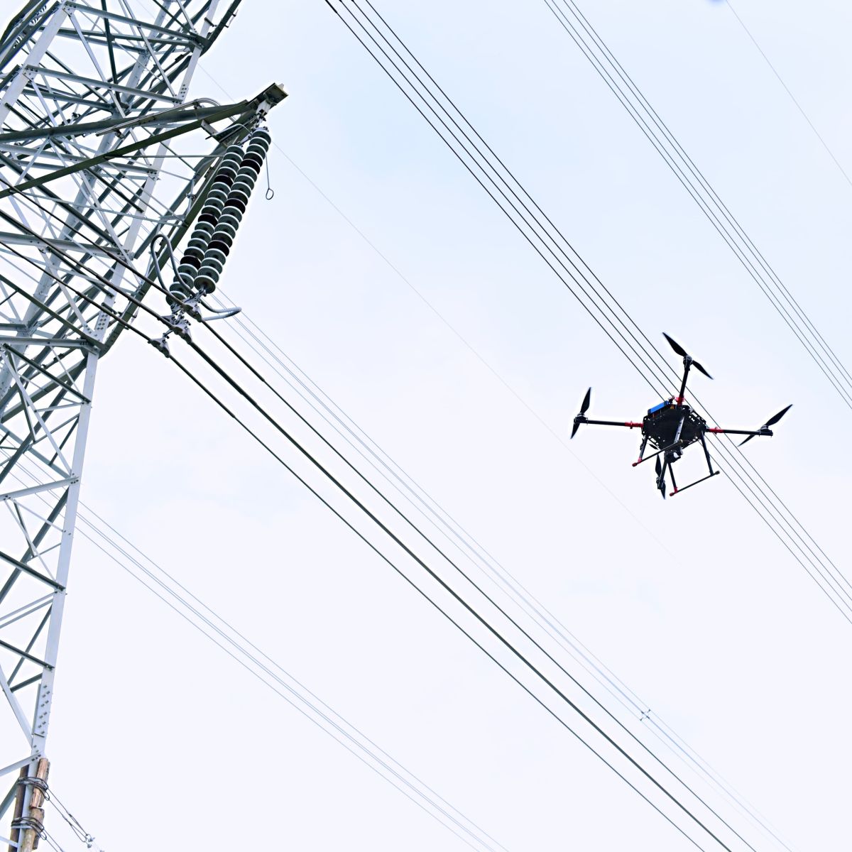 ▲金屬中心無人飛行載具與台電合作，以實際場域進行高壓電塔巡檢測試。（圖／金屬中心提供）