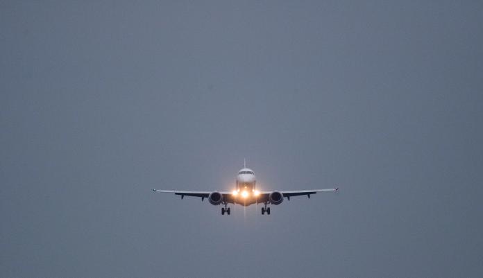 ▲美國聯邦航空總署(FAA)今天表示,由於美國駐伊拉克基地遭火箭攻擊,聯邦航空總署已禁止美國民航機飛越伊拉克、伊朗、波斯灣以及阿曼灣上空。示意圖。(圖/美聯社/達志影像)