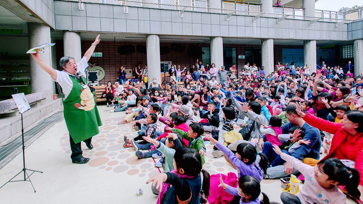 ▲國際故事達人胖叔叔，藉著說故事，帶領大家回味從前過年時的忙碌景象。（圖／高美館提供）