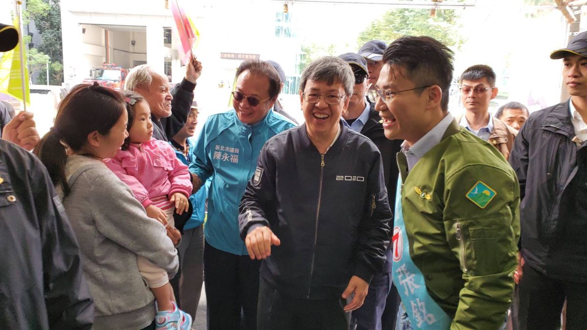 ▲副總統陳建仁今（8）日特前往新北市的新店區，陪同民進黨立委候選人7號的張銘祐掃街。（圖／立委候選人張銘祐競總提供）