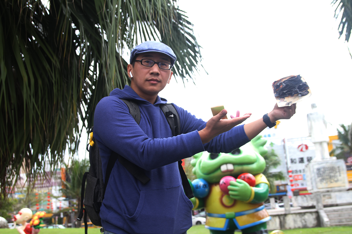 ▲周曙光今（８）日上午在花蓮火車站廣場焚燒中國護照，宣示捍衛民主自由。（圖／記者鄭志宏攝）