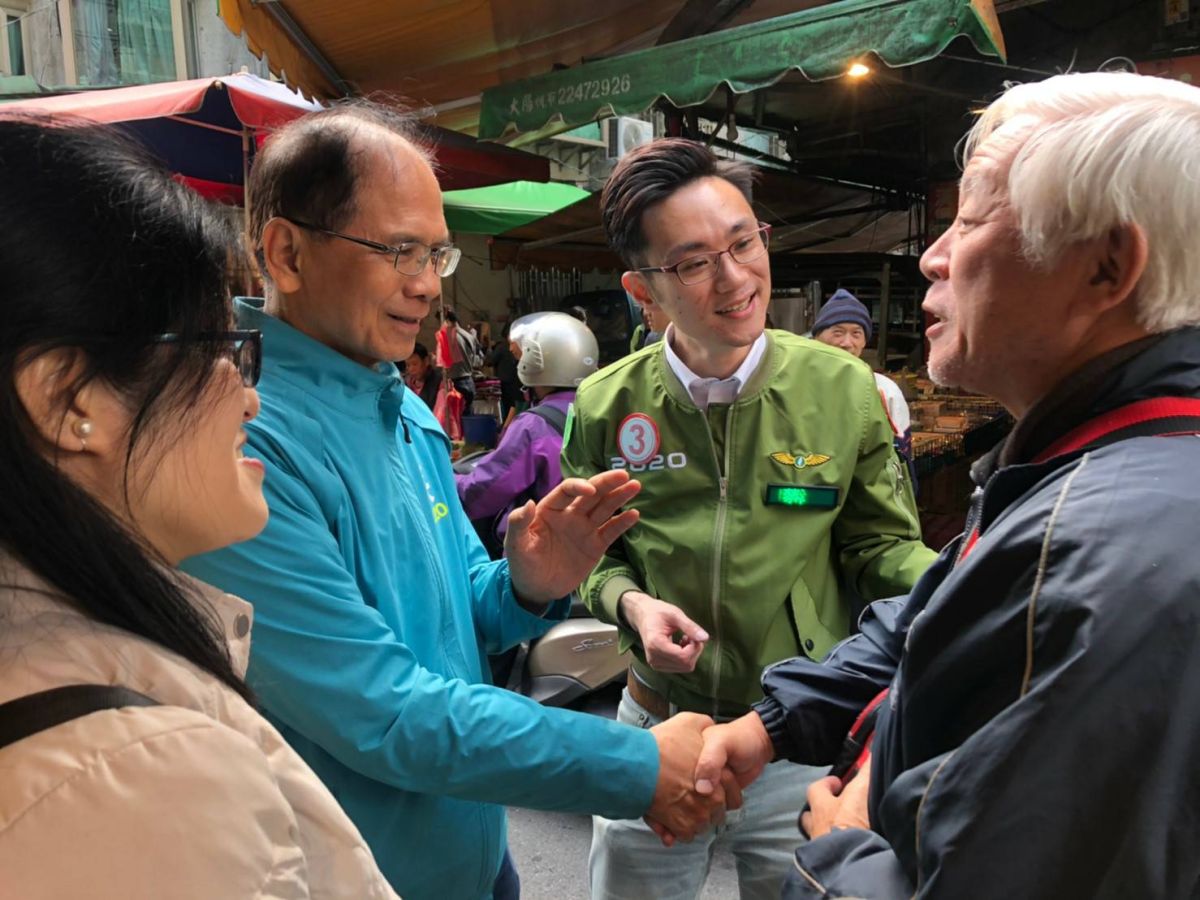 ▲民進黨不分區立委候選人游錫堃今(8)日上午陪同新北市第九選區(永和區、中和秀安區)民進黨立委候選人蔡沐霖到永和民治市場掃街拜票。（圖／記者宋原彰攝，2020.01.08）