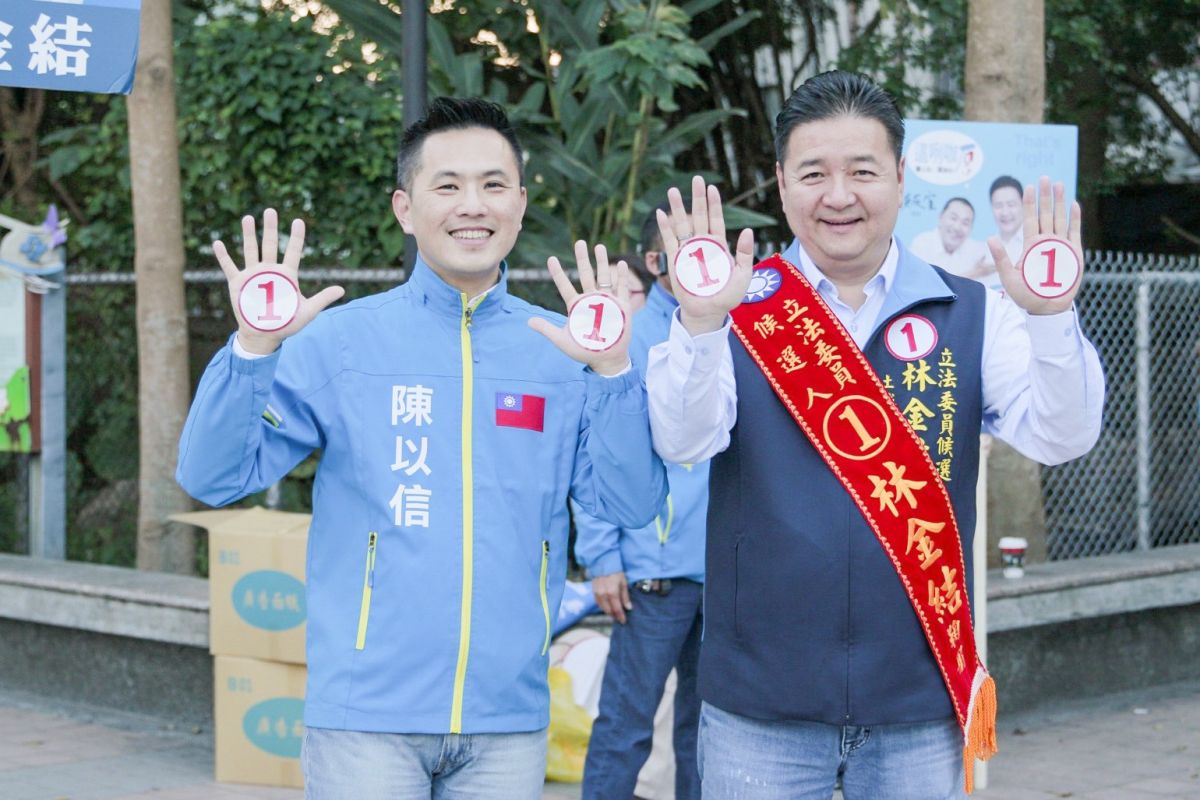 ▲國民黨土城三峽立委候選人林金結今（8）天邀請國民黨不分區立委候選人，也是之前馬英九時期的總統府發言人陳以信一同在土城捷運永寧站外向民眾問好。（圖／林金結辦公室提供）
