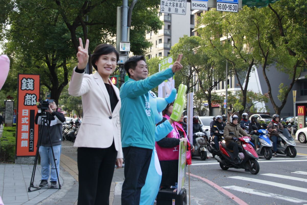 ▲選前倒數三天，立委吳琪銘與文化部長鄭麗君現身土城街頭拜票。（圖／吳琪銘辦公室提供）
