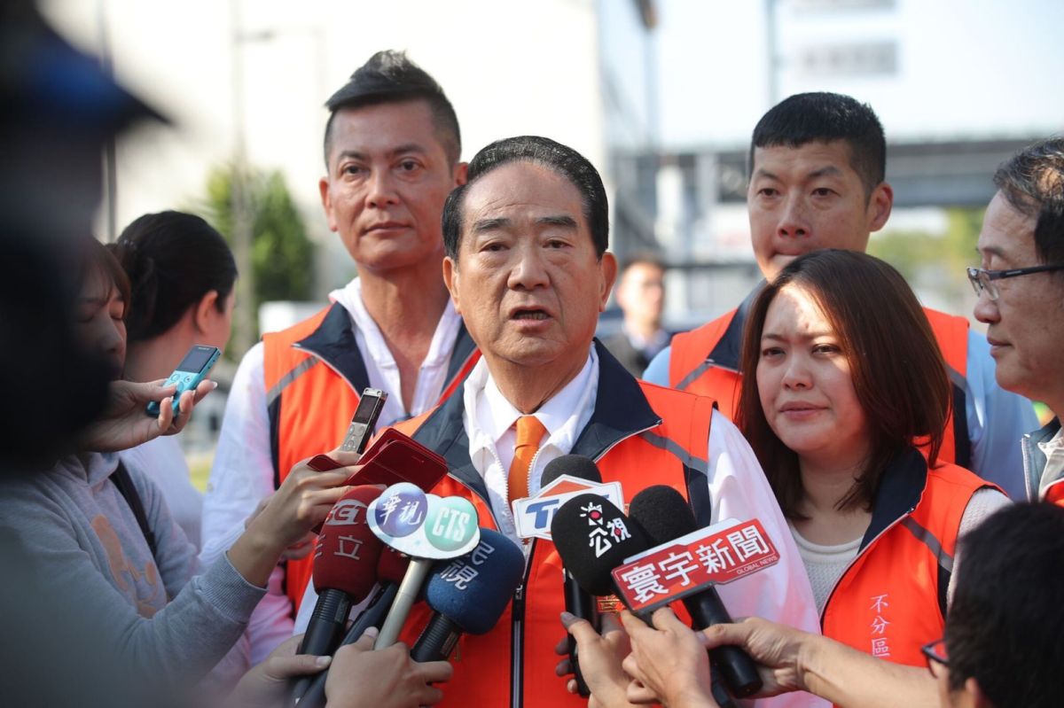 ▲親民黨總統候選人宋楚瑜8日前往台中掃街拜票。（圖／宋競辦提供, 2020.1.8）