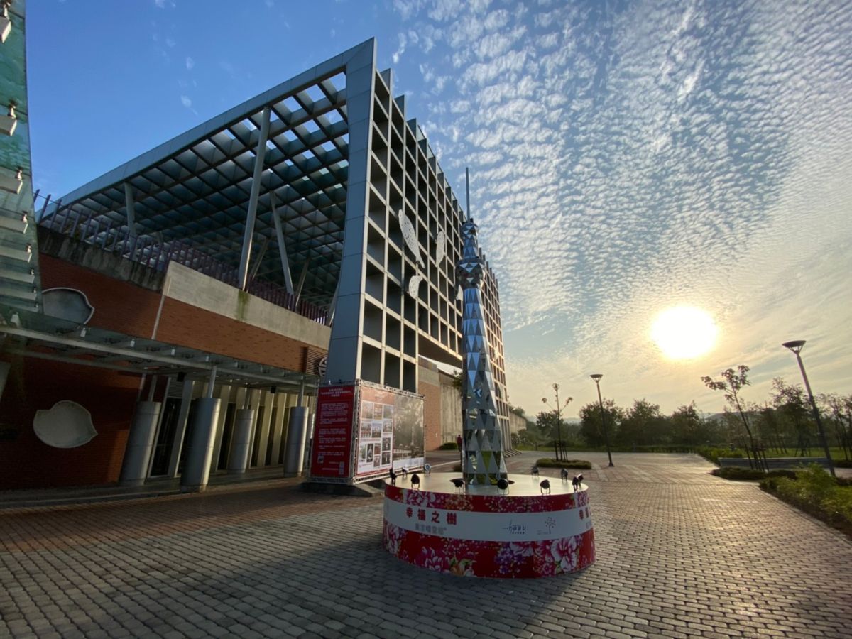 ▲台鐵局與日本東武鐵道推出乘車票券的優惠互換活動，為響應元宵節燈會活動，東武鐵道還打造東京晴空塔造型花燈，以及象徵幸福的白老虎站長燈座，促進台日間的交流。（圖／台鐵）