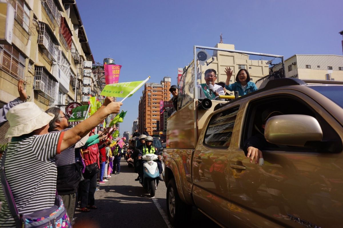 ▲總統蔡英文「勇敢自信、護台同行」全台車隊掃街，從台中第四選區立法委員張廖萬堅競選總部出發，沿路有非常多熱情的支持者夾道歡迎。 (圖／柳榮俊攝2020.1.8)