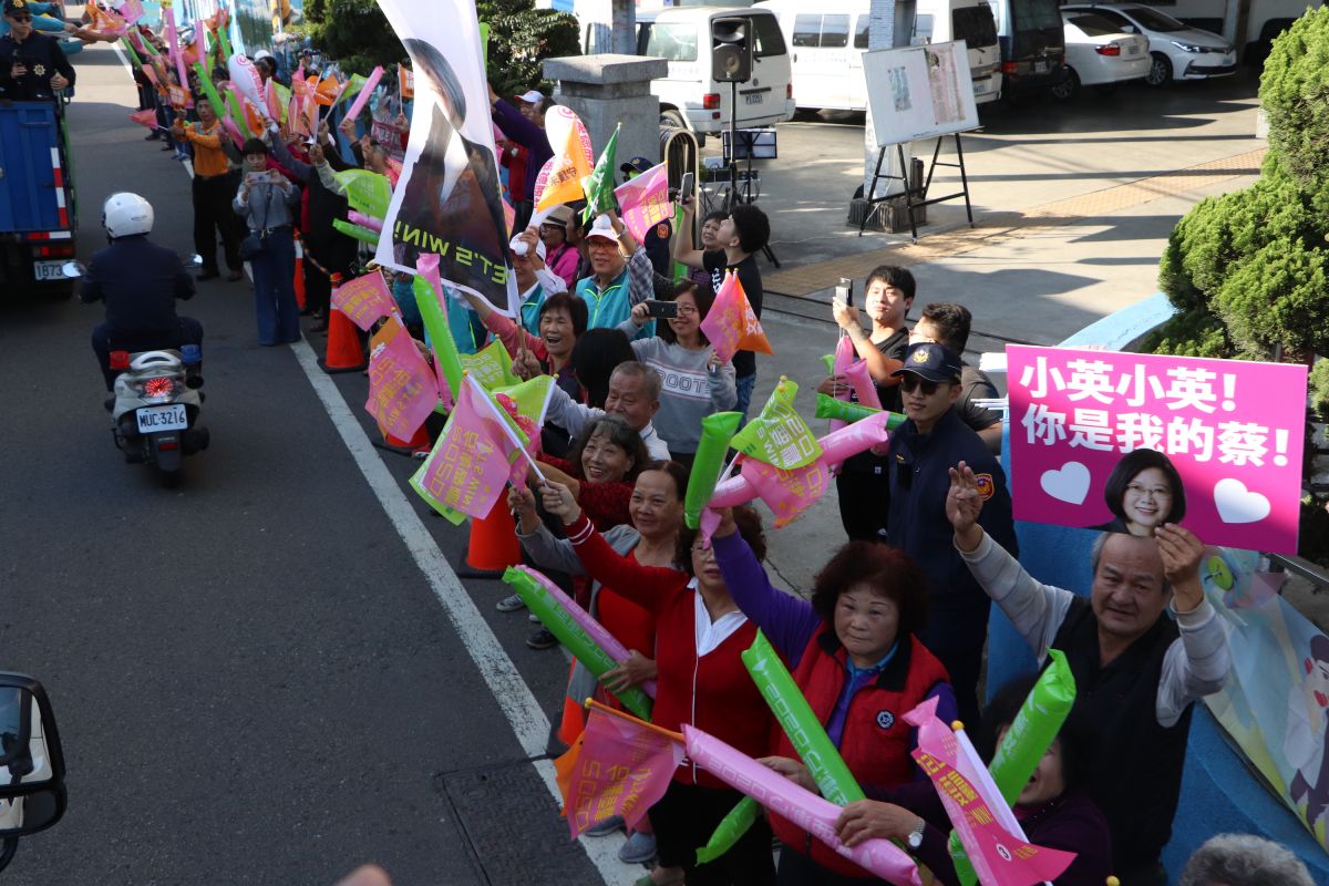 ▲蔡英文總統8日六度到台中為無黨籍立委洪慈庸助選，路邊出現不少「撩總統」的手板。（圖／記者劉育辰攝 2020.01.08）