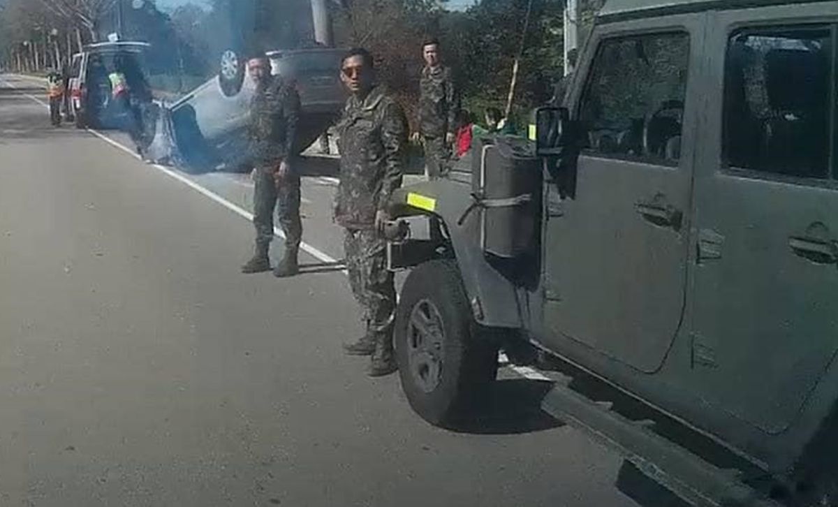 ▲金門伯玉路自小客車自撞路緣石翻車事故，開車路過的軍人立即下車協助傷患並疏導交通。（圖／翻攝自網友Kitty Chen臉書）