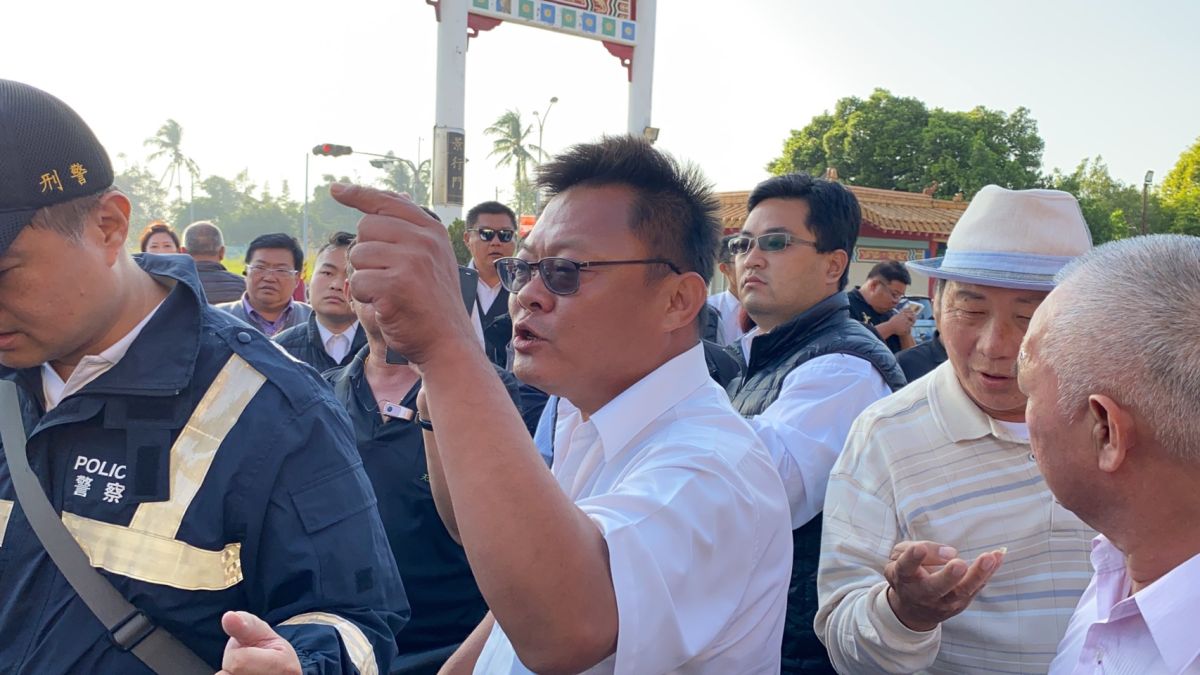 ▲台南市突然無法燒庫錢，喪家與殯葬業者紛紛跳腳，8日殯葬業者集結在台南殯葬管理所抗議，場面相當火爆。（圖／記者陳聖璋攝，2020.01.08）