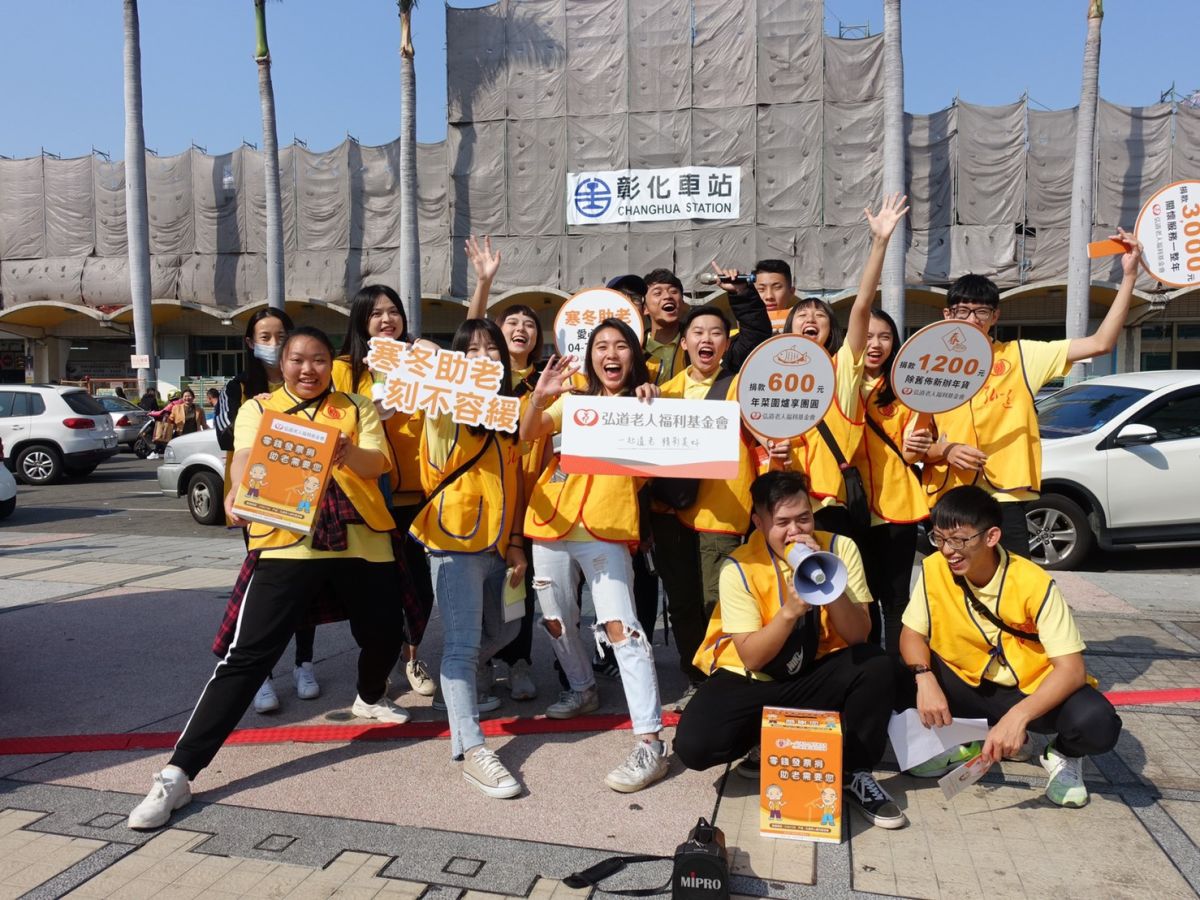 ▲大葉大學休閒系學生走出教室，協助弘道老人福利基金會募款。（圖／記者陳雅芳攝，2020.01.08）
