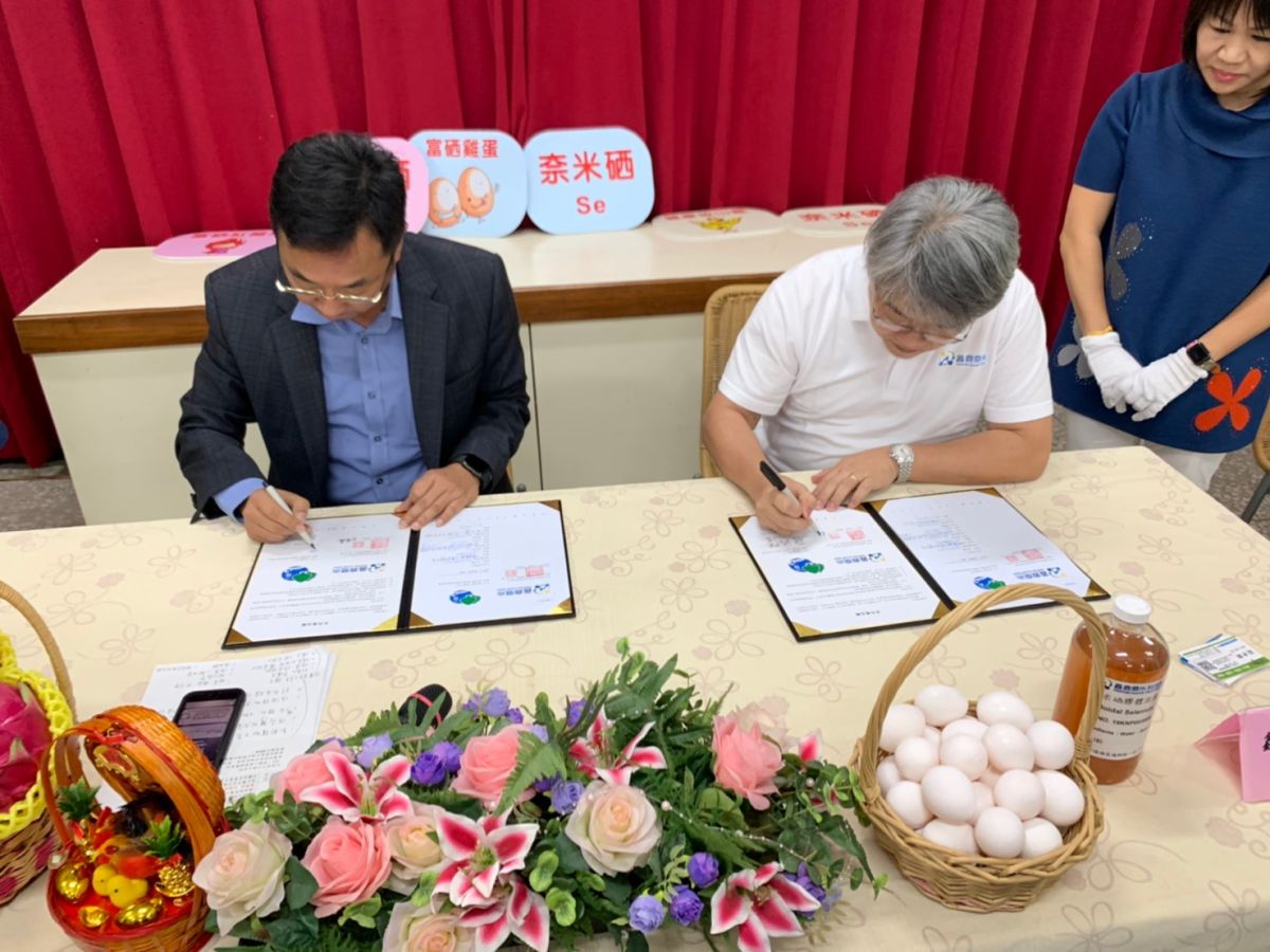 ▲二林鎮公所媒合在地農友與鑫鼎奈米科技公司簽署合作備忘錄。（圖／記者陳雅芳攝，2020.01.08）