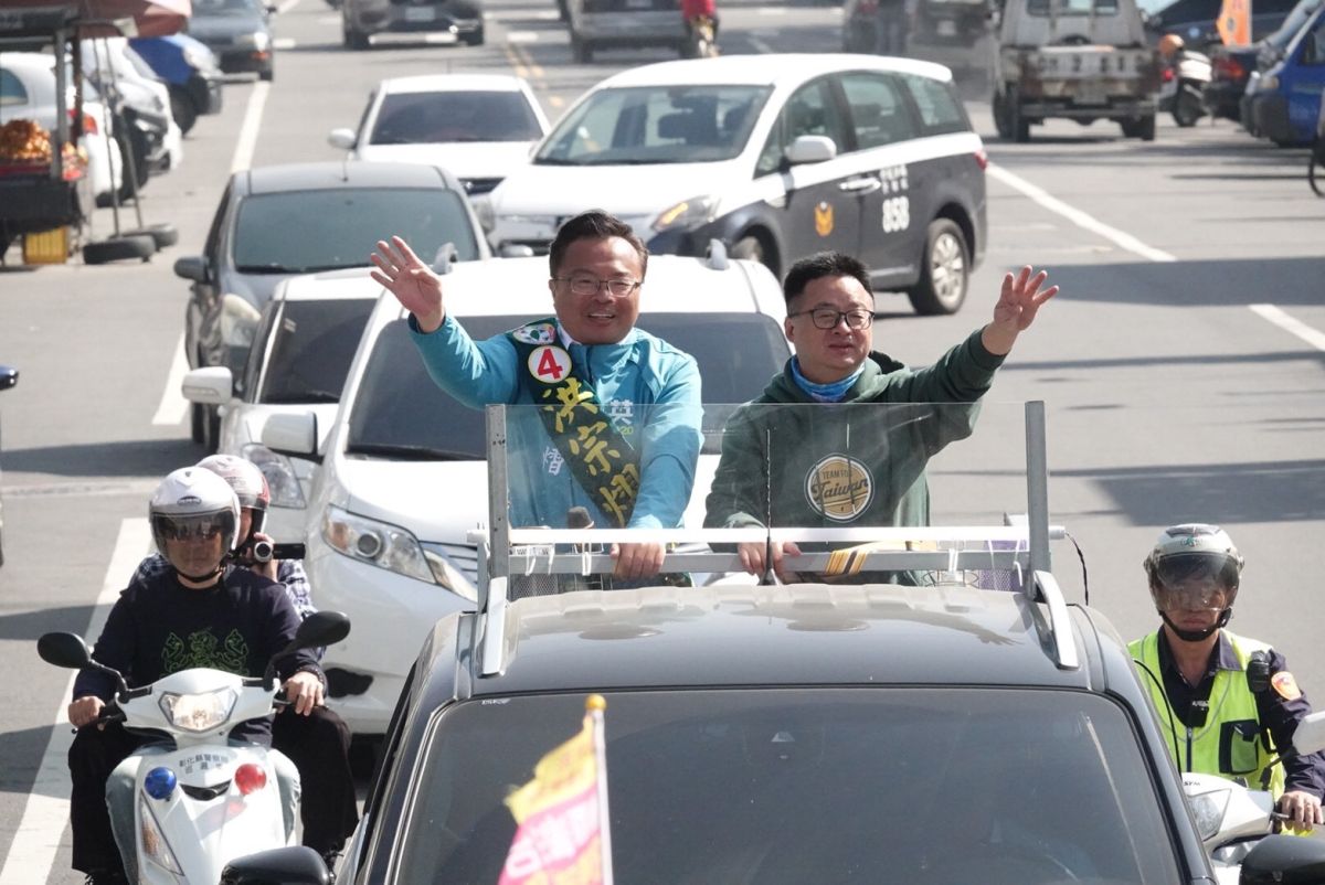▲民進黨全台大車掃街進入第三天，羅文嘉陪同彰化第三選區立委洪宗熠車隊掃街，希望大家踴躍出來投票，一起做洪宗熠的後盾。（圖／記者陳雅芳攝，2020.01.08）