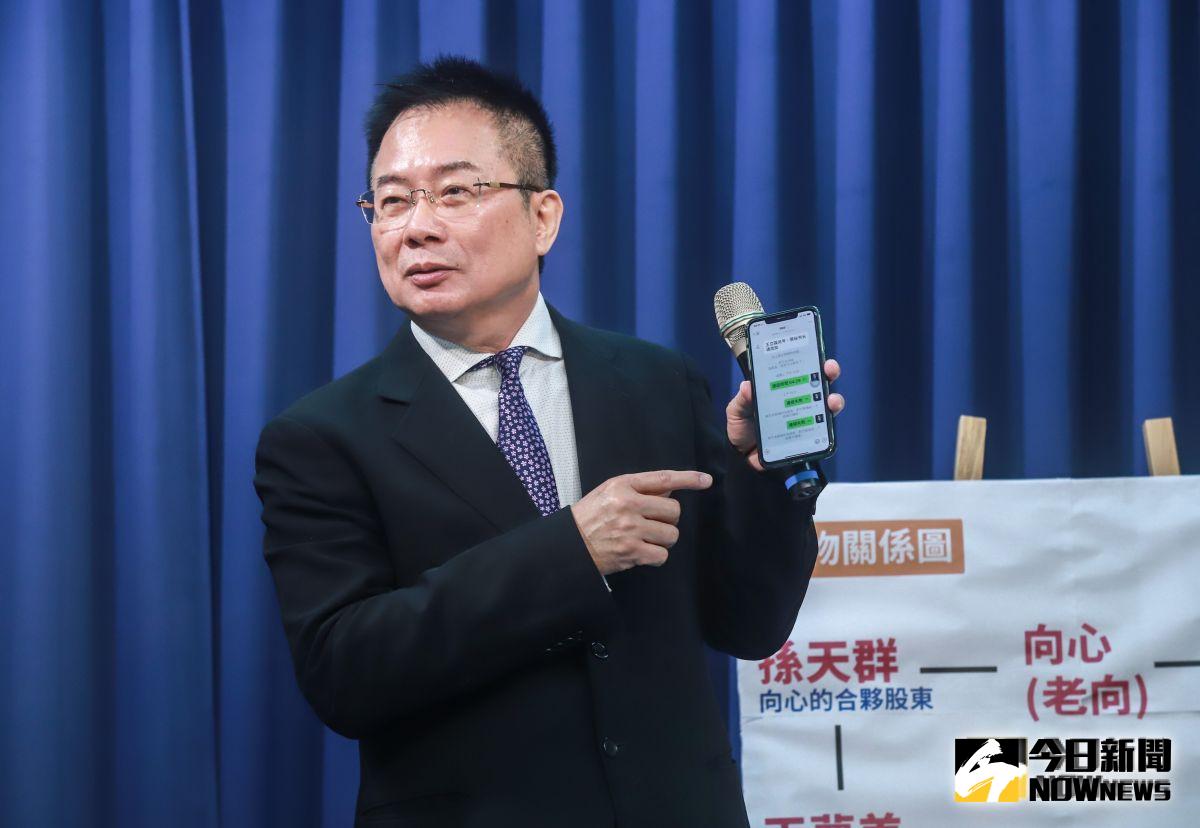 ▲蔡正元在記者會上出示他和王立強的對話紀錄。（圖／記者葉政勳攝 , 2020.01.09）