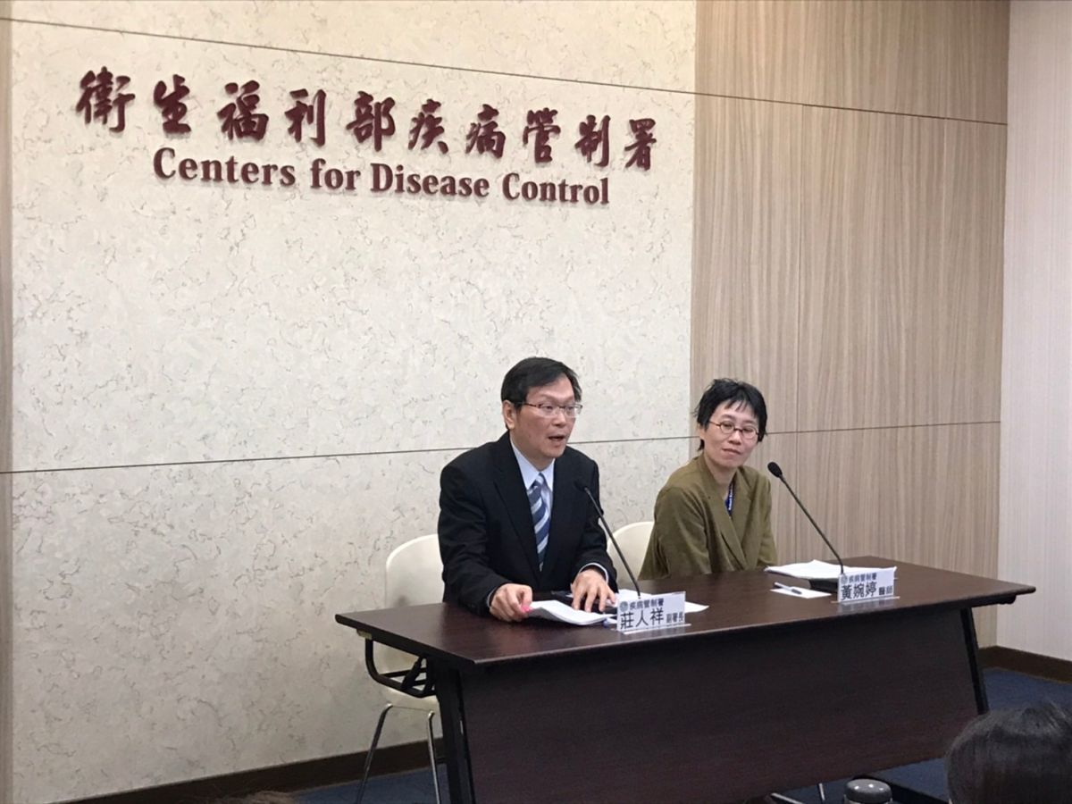 ▲疾管署副署長莊人祥（左）與醫師吳婉婷（右）說明大陸武漢不明肺炎情況。（圖／記者賴志昶攝）