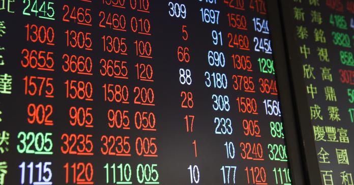 ▲台北股市在權值股帶領下，在11點鐘左右，漲175點，漲幅1.4%，來到11992點。(圖／NOWnews資料照片)