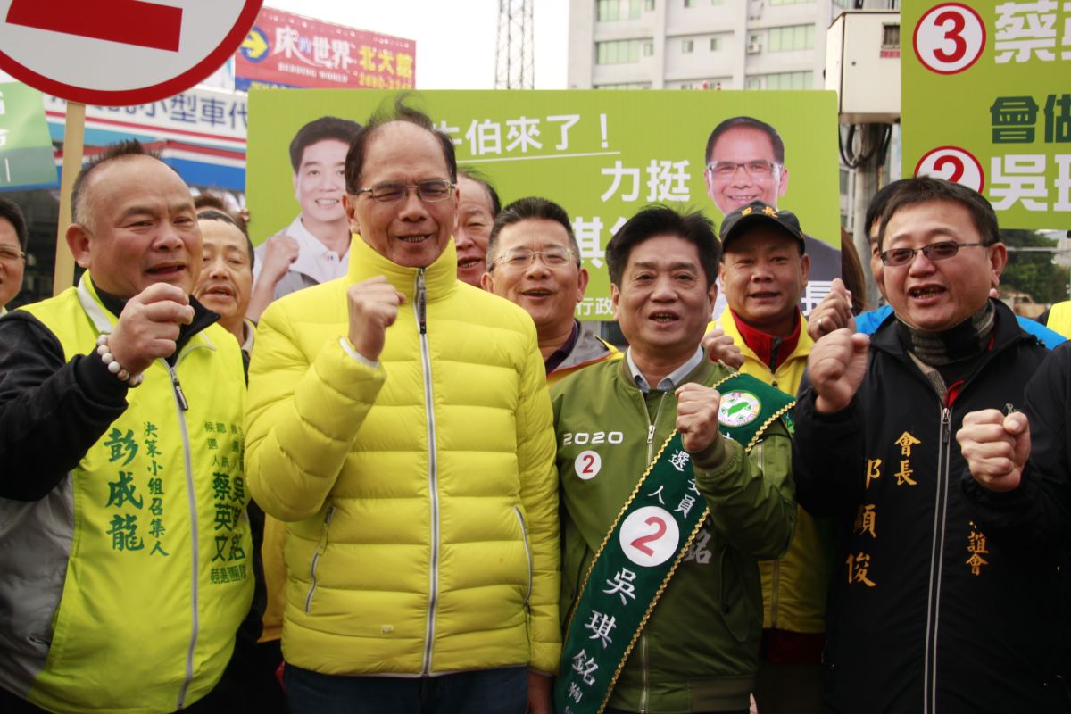 ▲游錫堃前今（9）日陪同立委候選人吳琪銘於路口拜票，不畏寒流來襲宣示護國保台決心。（圖／吳琪銘辦公室提供）