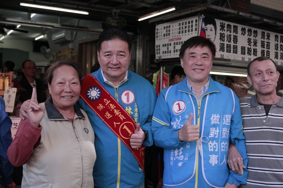 ▲前台北市長郝龍斌今（9）天首度來到三峽地區為黨籍立委候選人林金結掃街拜票。（圖／林金結辦公室提供）