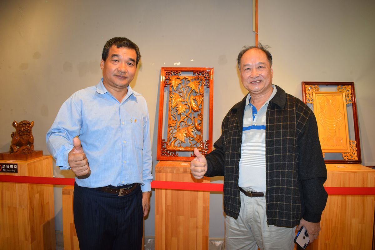 ▲一鑿一痕間，展現精湛的雕工。(左)木雕工藝師高基培與(右)師傅張旭輝。（圖／記者洪佳伶攝）