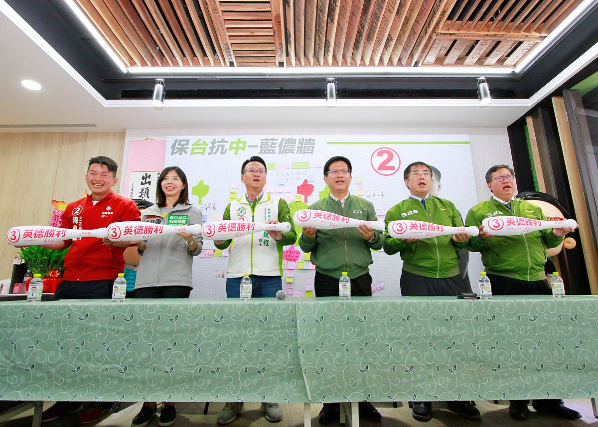 ▲交通部長林佳龍、桃園市長鄭文燦、台南市長黃偉哲合體，力挺台中市三位年輕世代立委候選人。 (圖／柳榮俊攝2020.1.9)