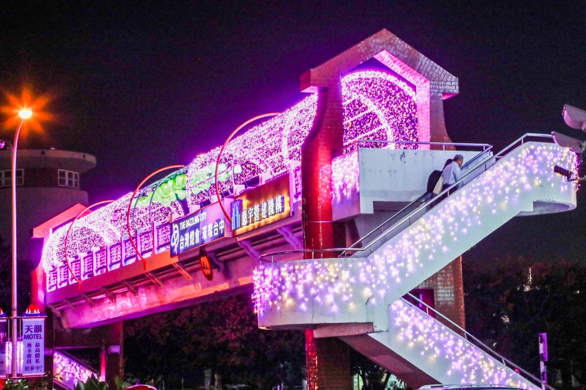▲「一軸四橋」點燈計畫，忠明陸橋不同燈光主題，上週已陸續點燈。 (圖／都發局提供2020.1.9)