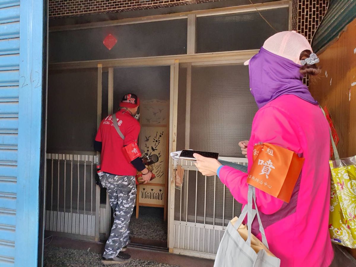 ▲個案下營住家進行化學防治。（圖／台南市登革熱防治中心）