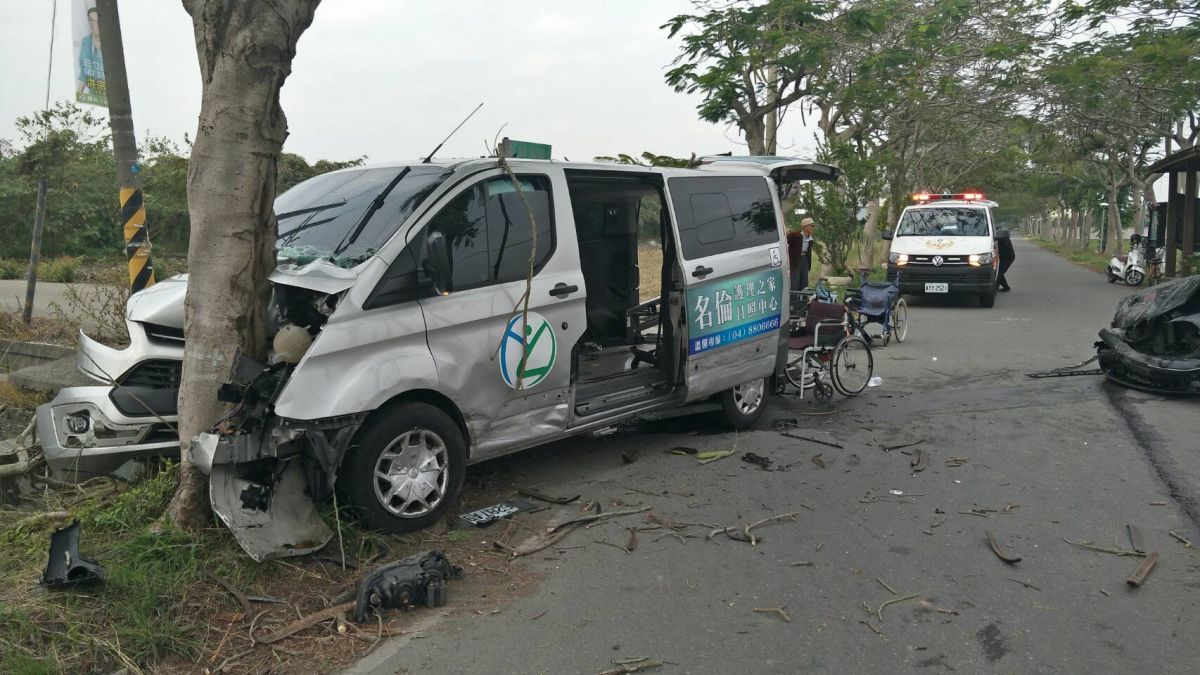 ▲彰化縣溪州鄉綠筍路發生一起日照中心復康巴士與一輛BMW轎車擦撞，造成1死4傷的意外。（圖／記者陳雅芳翻攝，2020.01.09）