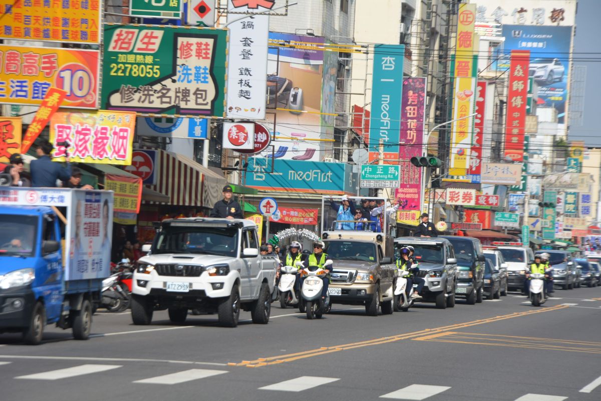 ▲張善政與立委候選人傅大偉一起掃街拜票。（圖／記者郭政隆攝影2020.1.9）