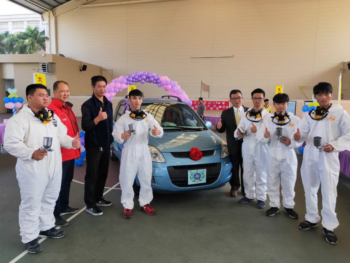 ▲大慶商工汽車科學生將10年的韓國現代休旅車進行拉皮，經學生巧手翻新宛如一部新車，汽車鈑噴塗裝技術一點也不輸業界。（圖／記者陳雅芳攝，2020.01.09）