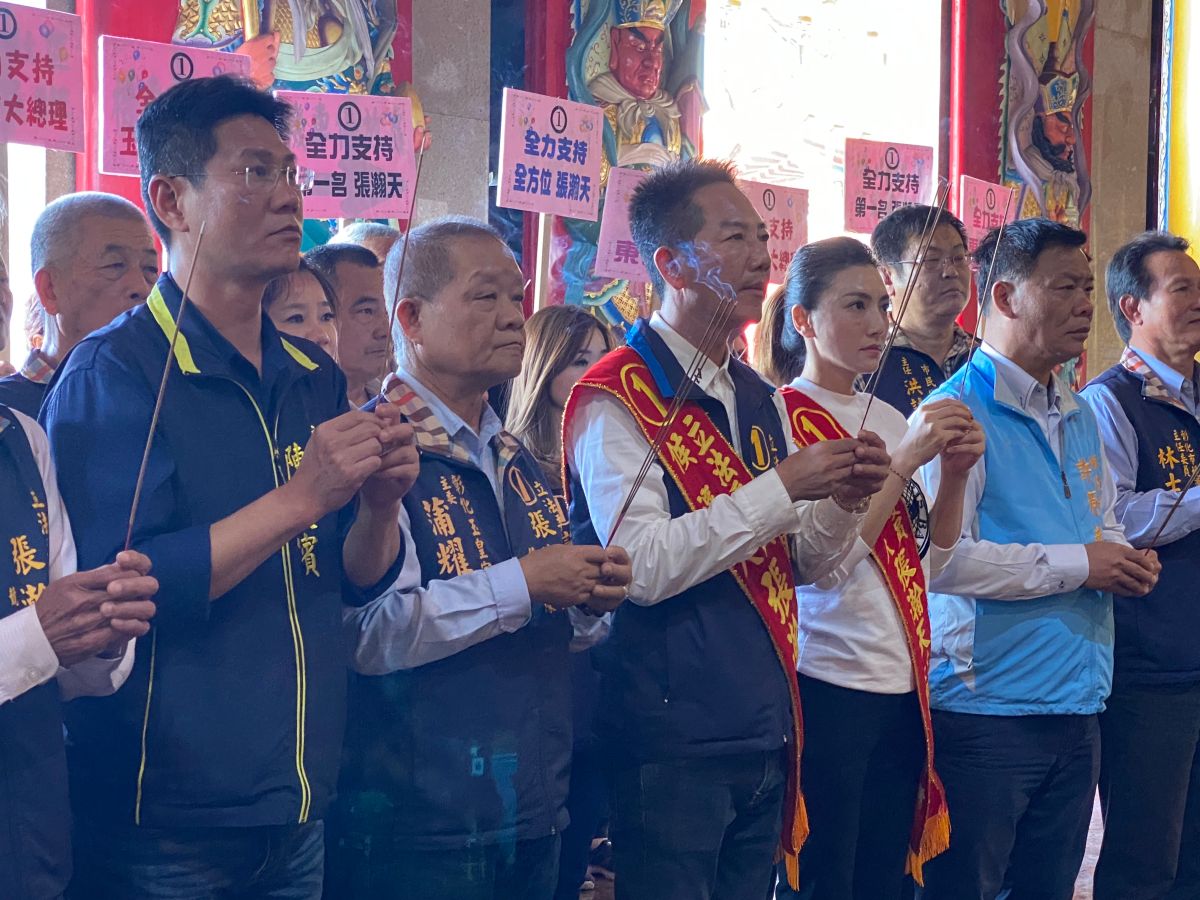 ▲彰化縣立委選舉第二選候選人張瀚天到廟宇拜拜，請神明作證，他在神明面前發誓，絕對清白參選。（圖／記者陳雅芳攝，2020.01.09）
