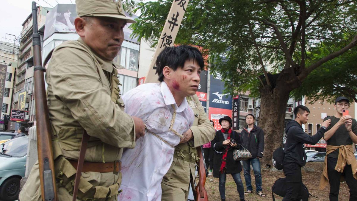 ▲ 街頭逼真重演，當年湯德章慘遭不法槍決的過程。（圖／馬克吐溫國際影像製作 提供）