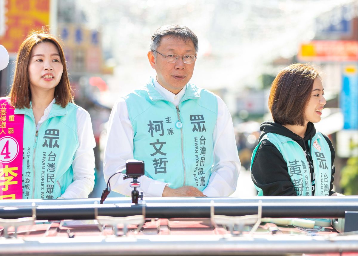 ▲身兼台灣民眾黨主席的台北市長柯文哲，為黨籍三重立委候選人李旻蔚進行車隊掃街。（圖／台灣民眾黨提供）